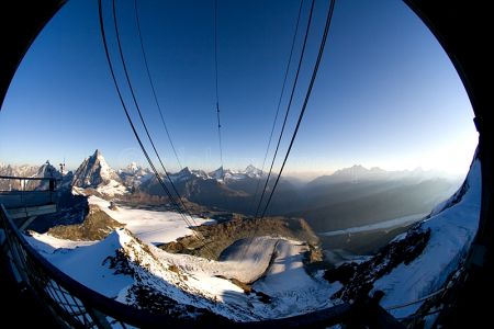 Widok z górnej stacji kolejki na Klein Matterhorn w kierunku Zermatt