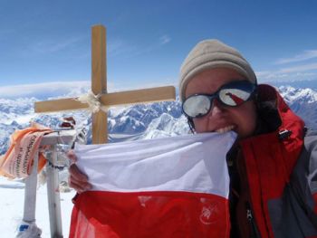 Samotnie na szczycie Chana – jak trzymać flagę i robić zdjęcie? (fot. Ola Dzik)